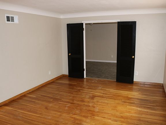 2nd image of 2466 Amesbury Dr
