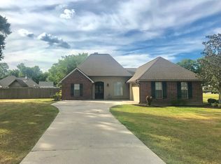 1033 Bayou Oaks Rd, Breaux Bridge, LA 70517