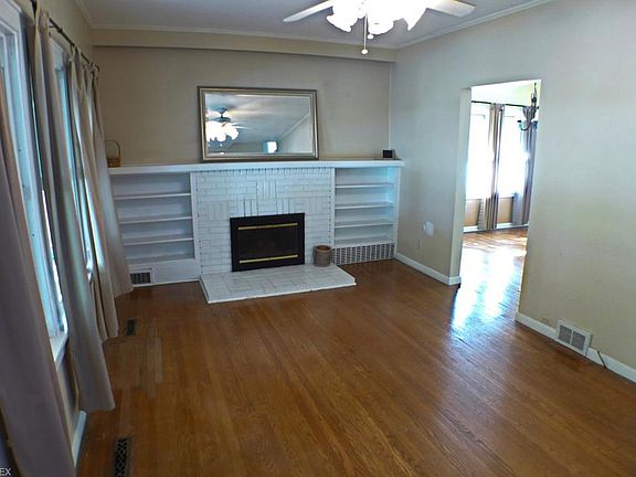 3rd image of 544 Roslyn Ave