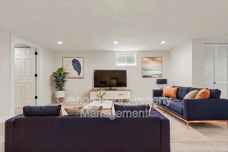 3 bed, 2.0 bath, 1300 sqft, $2,595 — Photo 2