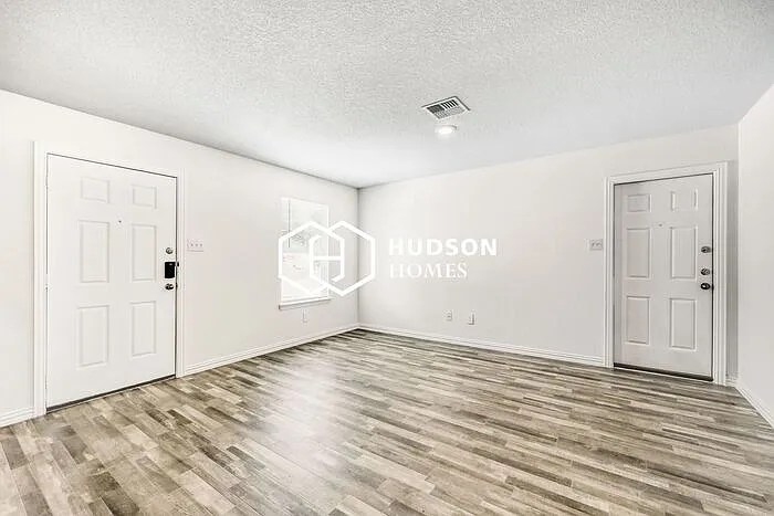 3 bed, 2.0 bath, 876 sqft, $875 — Photo 3