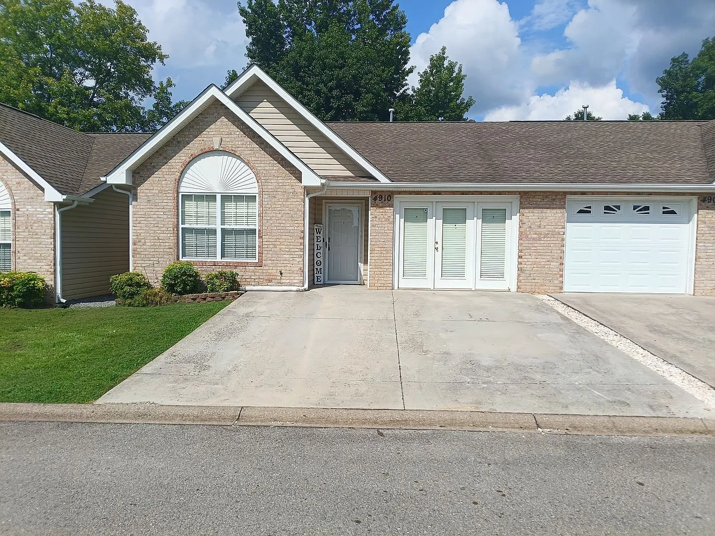 Knoxville 37912 - Available Now! Beautiful 2 Bedroom, 2 bath Condo! — Photo 1