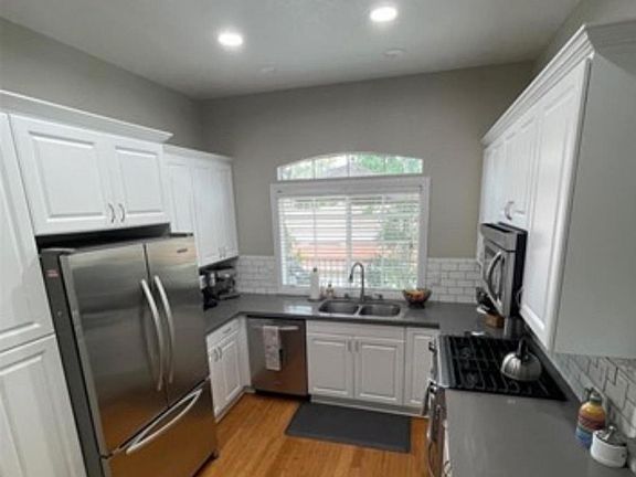 Kitchen-Fridge included