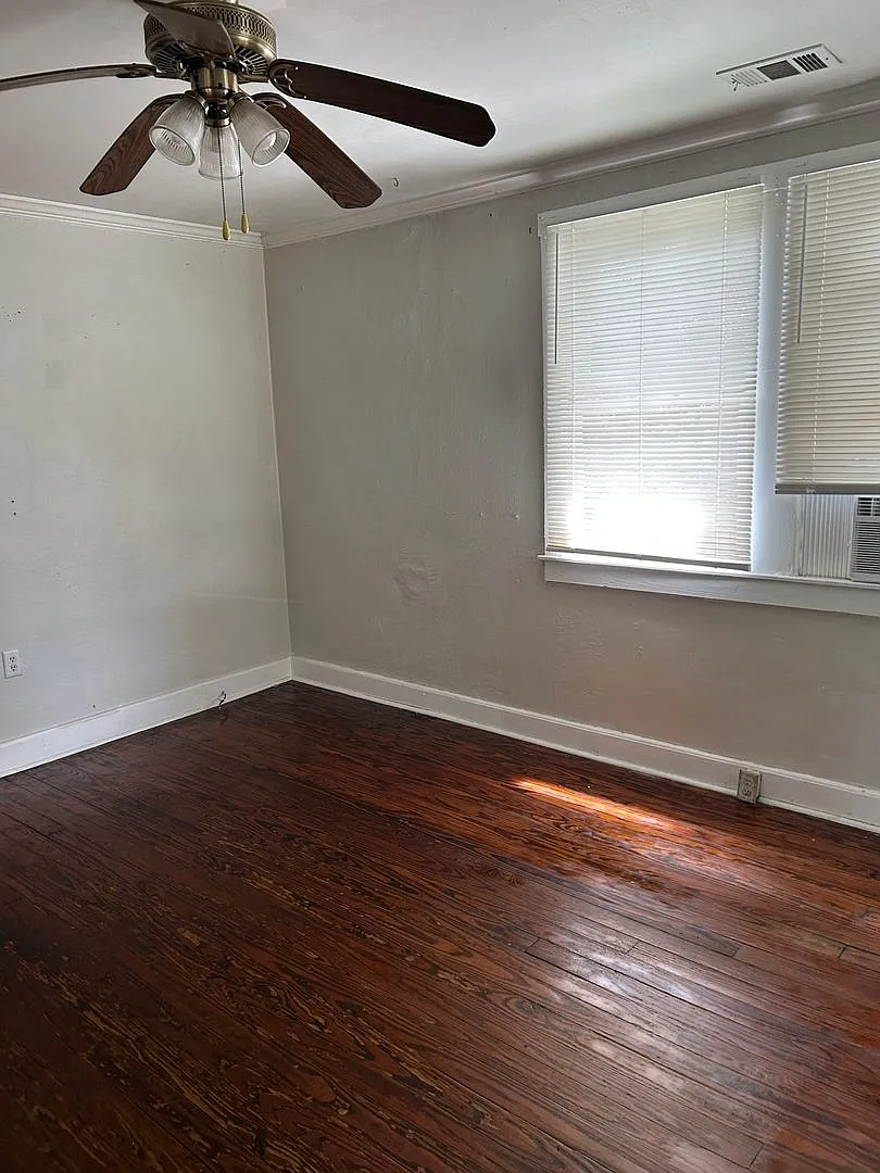 Convenient East 32nd Street Location Near Anderson and Truman Pkwy. — Photo 3