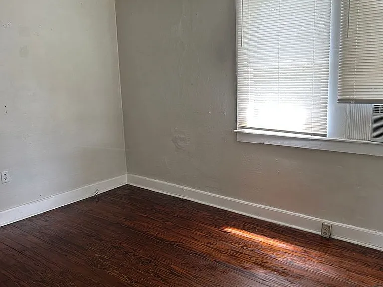1212 E 32nd St — Photo 3