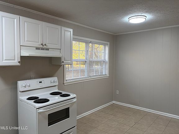 5th image of 2412 Oxford Dr