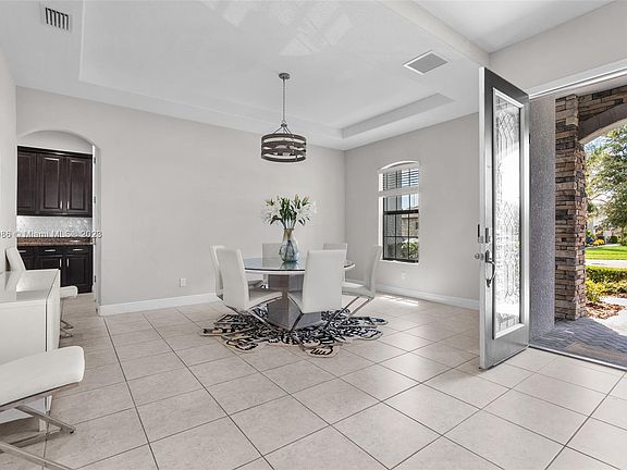 5th image of 5124 Lakecastle Dr