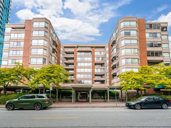 15111 Russell Ave #101, White Rock, BC V4B 2P4