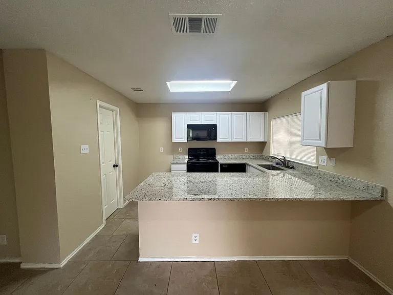 8469 Maple Ridge Dr — Photo 6