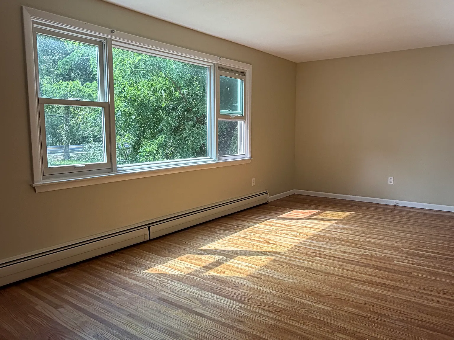 3 bed, $2,300 — Photo 2