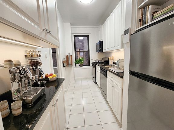 3rd image of 140 W 55th St APT 4C