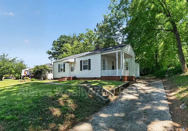 2322 Belfast Dr — Photo 2