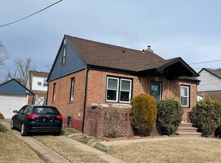 16 Standish Rd, Valley Stream, NY 11580