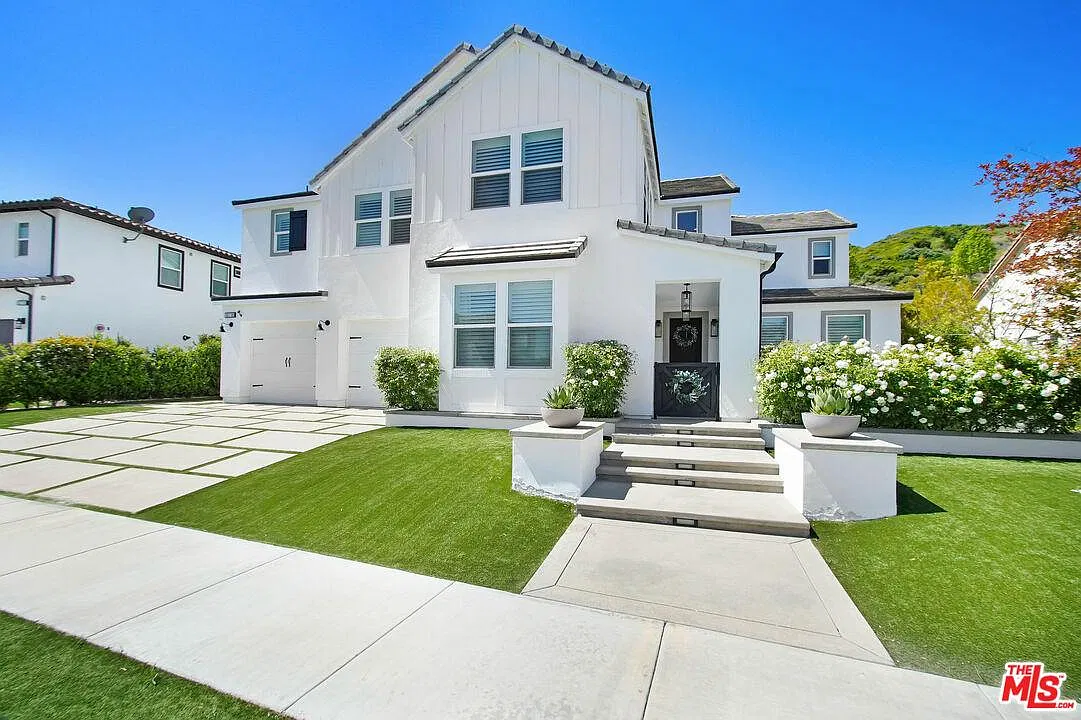 6 bed, 4289 sqft, $10,750 — Photo 2
