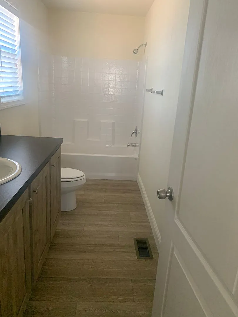 Central Paradise Location Brand Newer 3 bed 2 bath build in 2021 — Photo 4