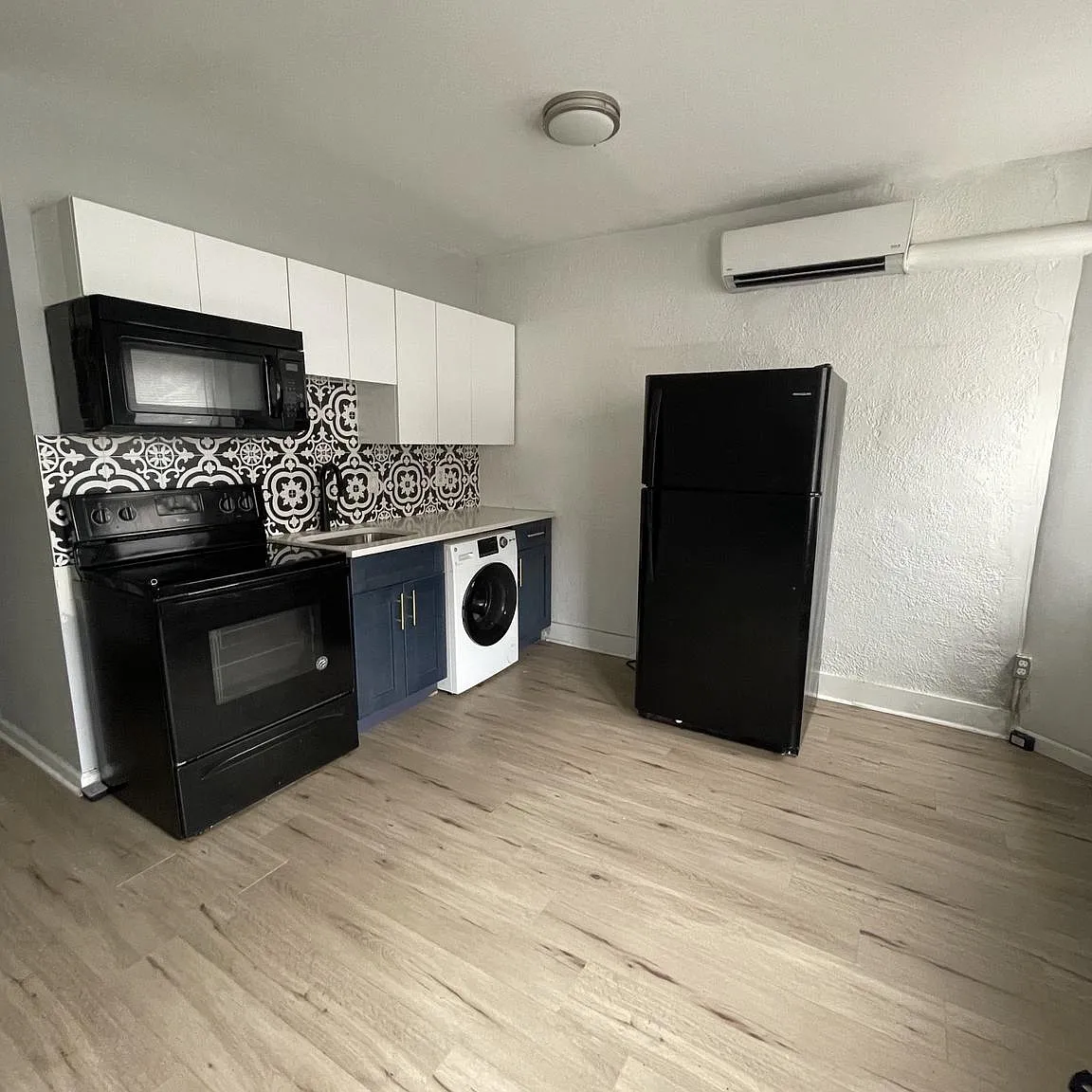 1 bed, 1.0 bath, 3400 sqft, $1,250 — Photo 2