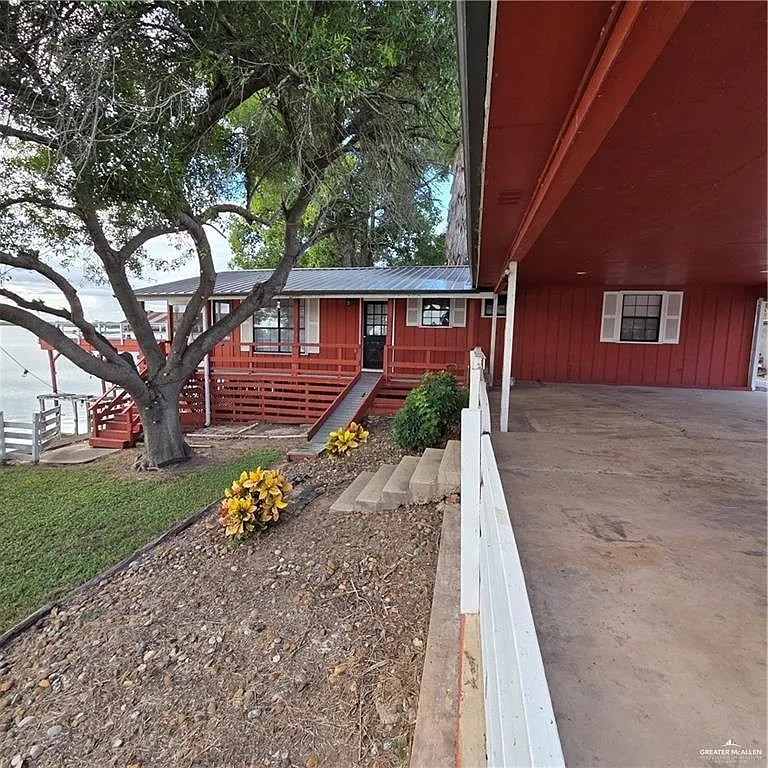 3 bed, 3.0 bath, 2820 sqft, $1,600 — Photo 1