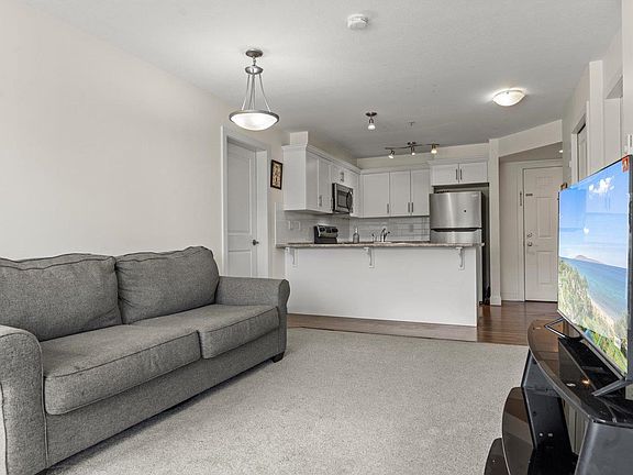 3rd image of 9422 Victor St #218