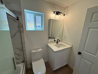 5th image of 818 E 87th Pl