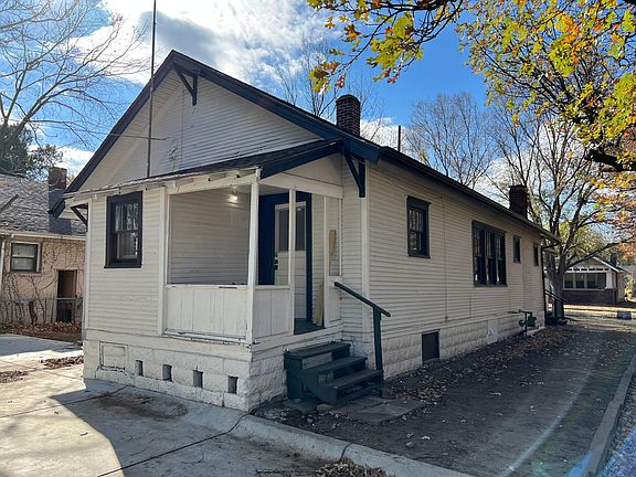 Back corner / Back entrance next to driveway