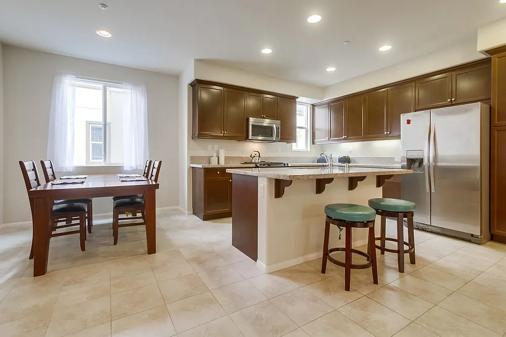 3 bed, 2.5 bath, 1412 sqft, $3,850 — Photo 3