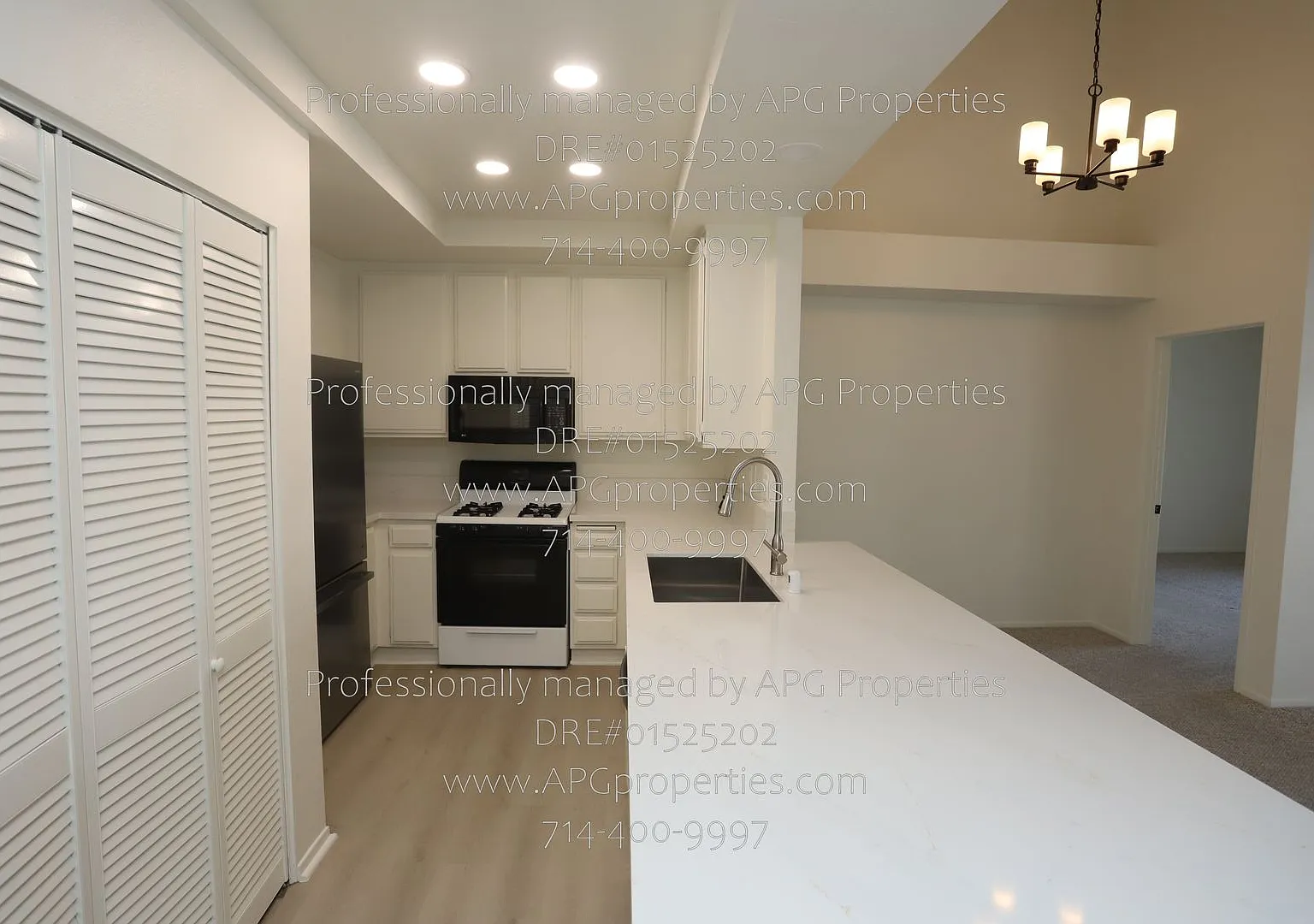 Upstairs 3 bedroom / 2 bathroom condo in a Gated Complex in Garden Grove with 2 car garage — Photo 4