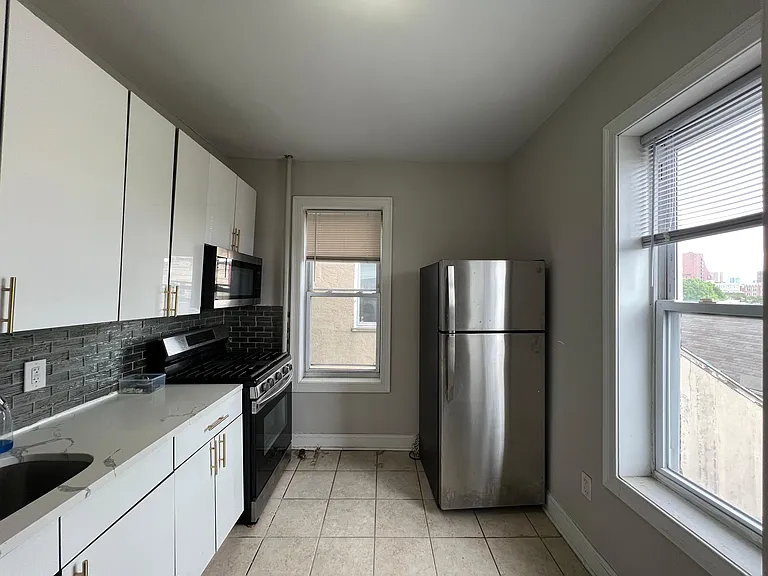 945 Pavonia Ave #32E — Photo 1
