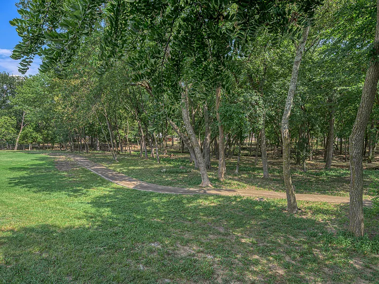1301 Oak Hollow Ln — Photo 20