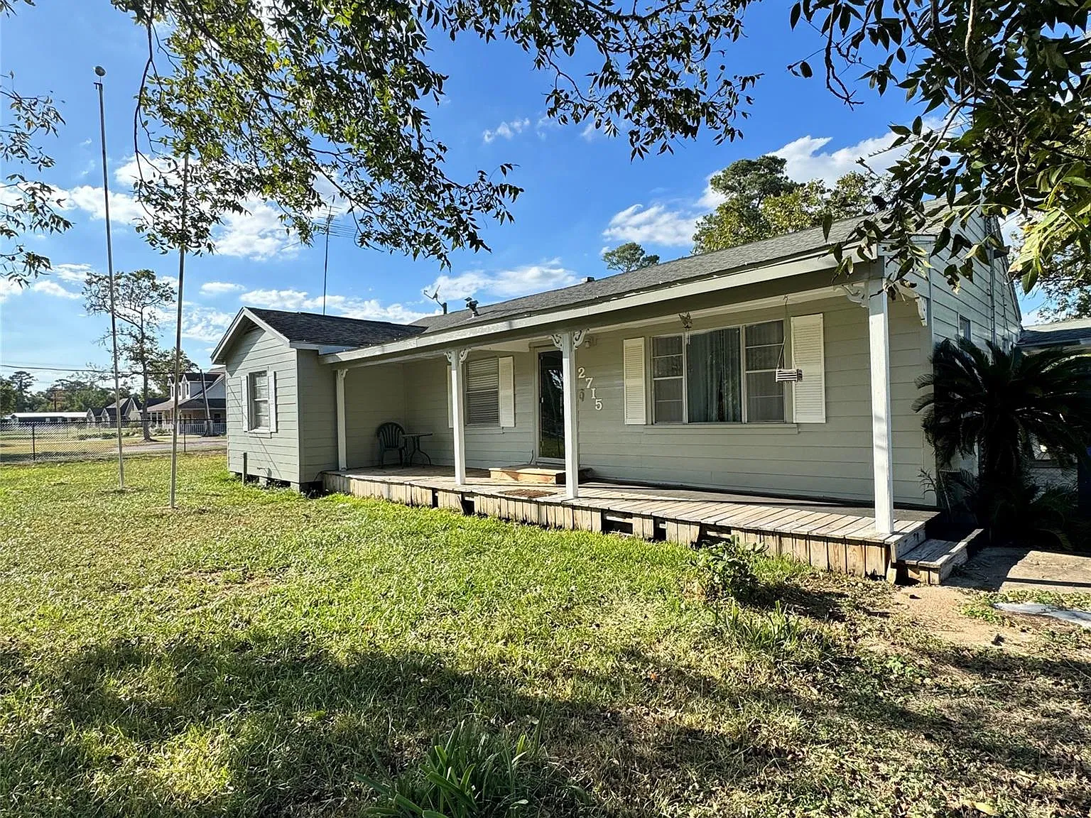 3 bed, 1.0 bath, 1408 sqft, $1,600 — Photo 2