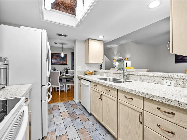 2392 Hanover Dr — Photo 17
