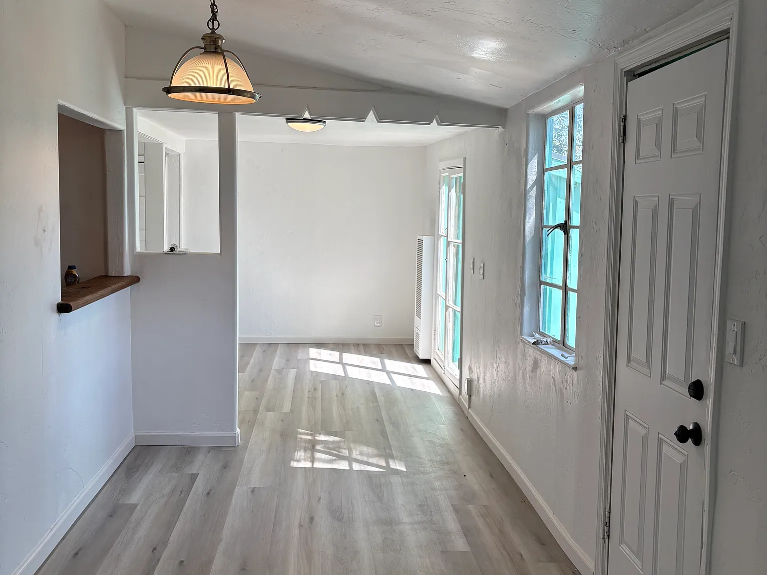 2644 N Maroa Ave — Photo 1
