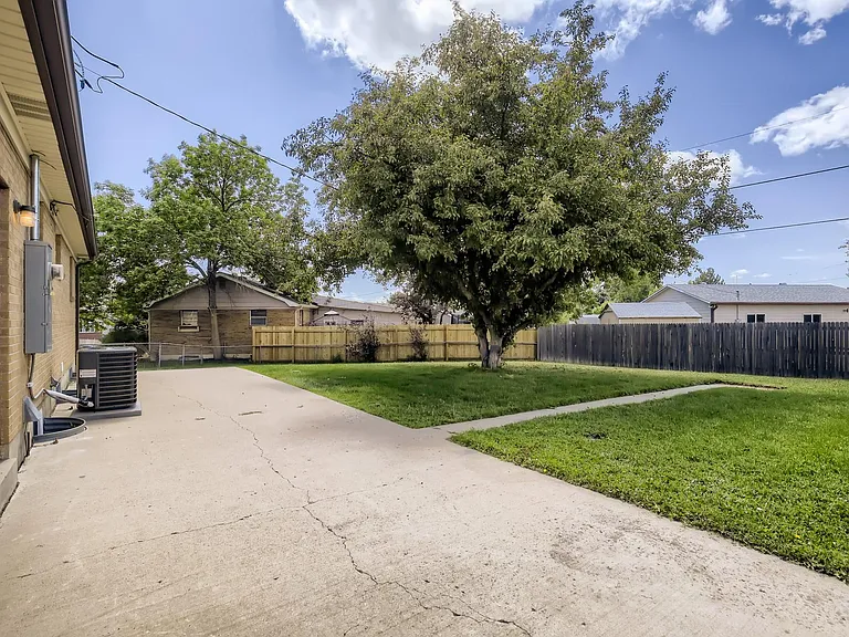 11303 Corona Dr — Photo 28
