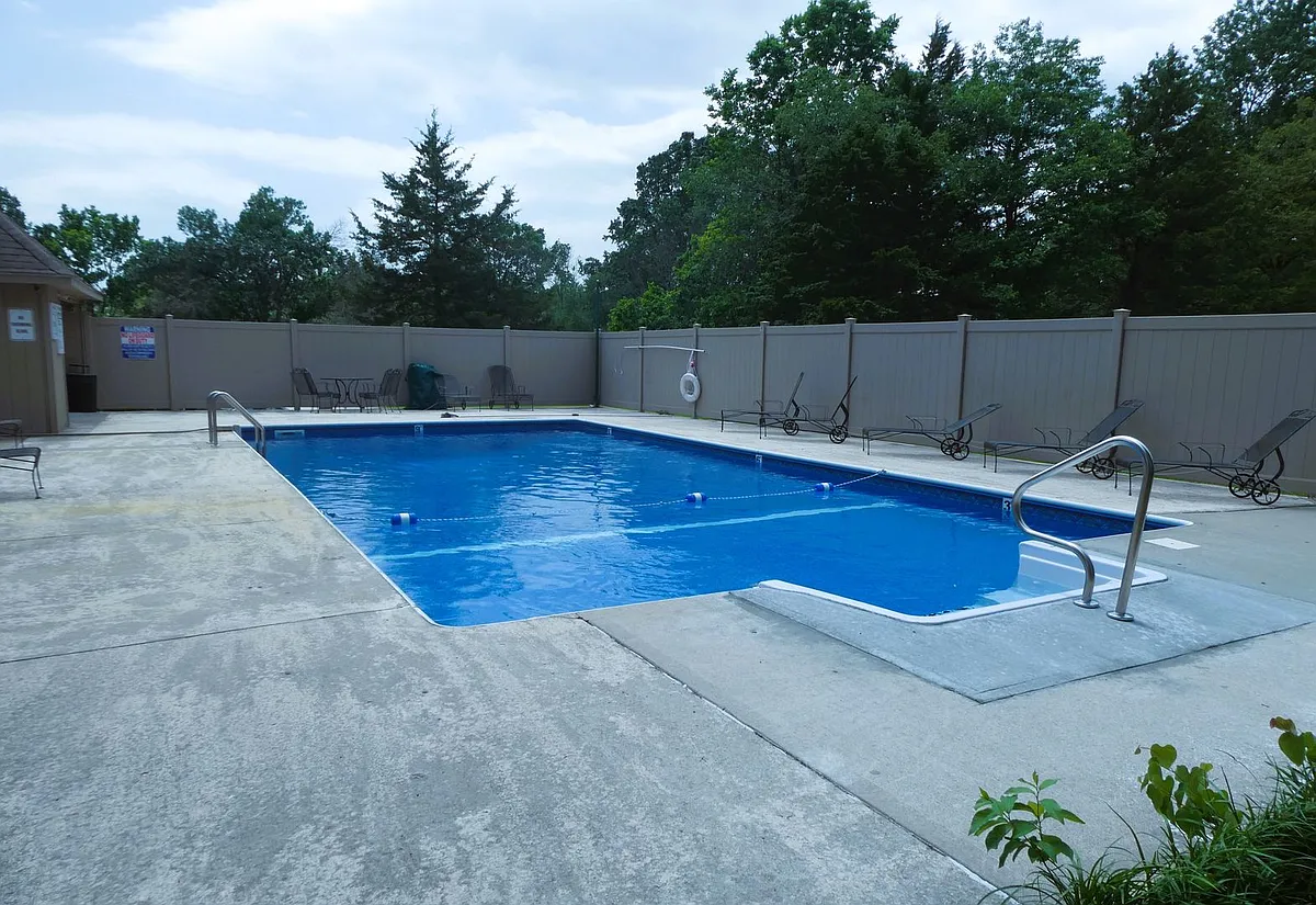 Building Photo - 106 E Green Meadows Rd #5