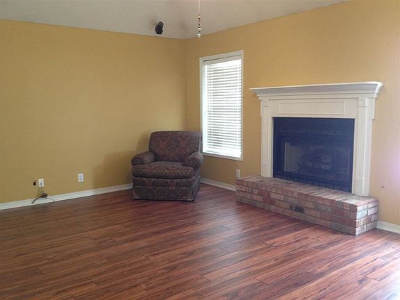 5th image of 102 Foxwood Dr