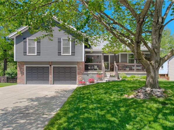 300 SE Brownfield Dr, Lees Summit, MO 64063