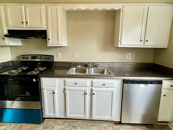 3rd image of 404 Whispering Hills Dr