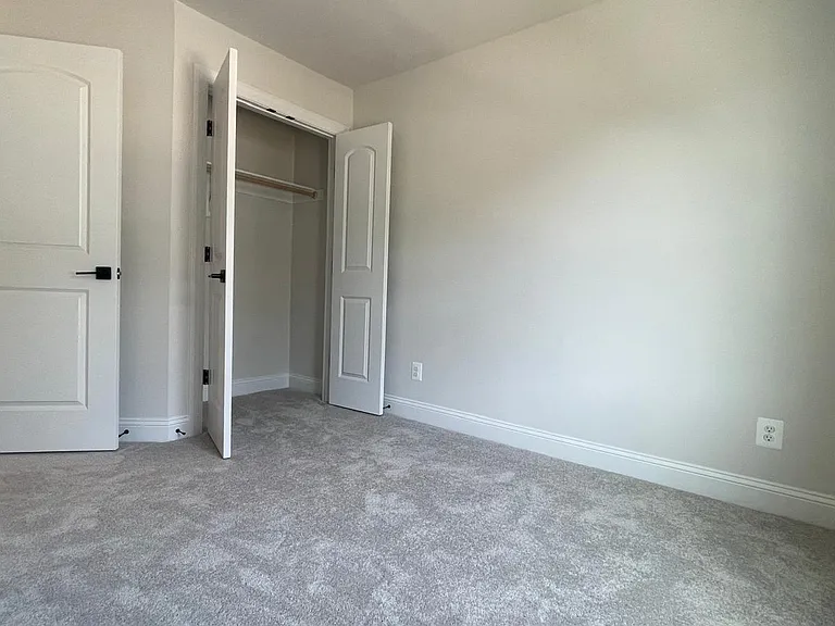 4006 Varick St — Photo 24