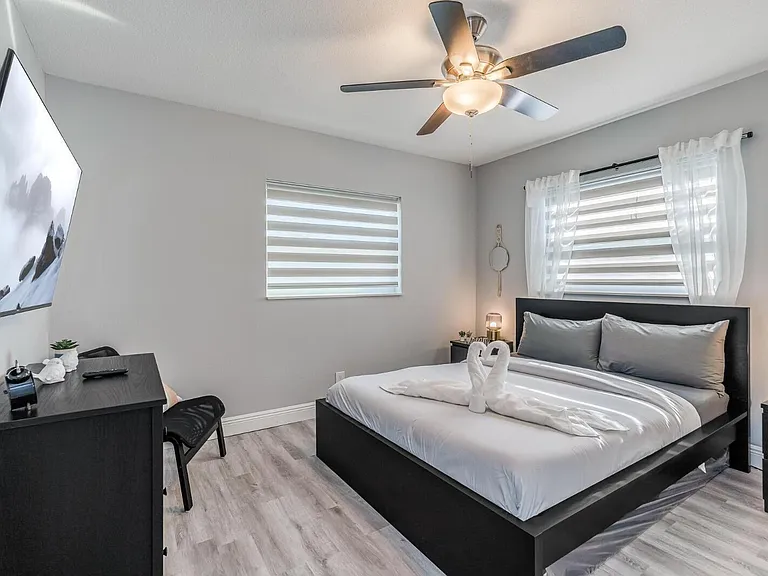 1051 SW 32nd Ct #1 — Photo 11