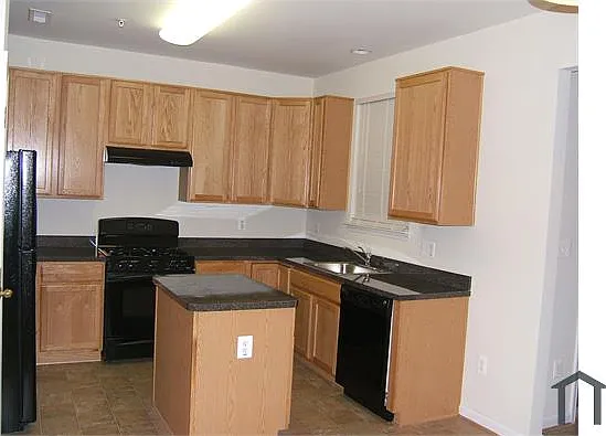 906 E Lombard St — Photo 42