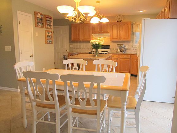 Eat In Kitchen seats six