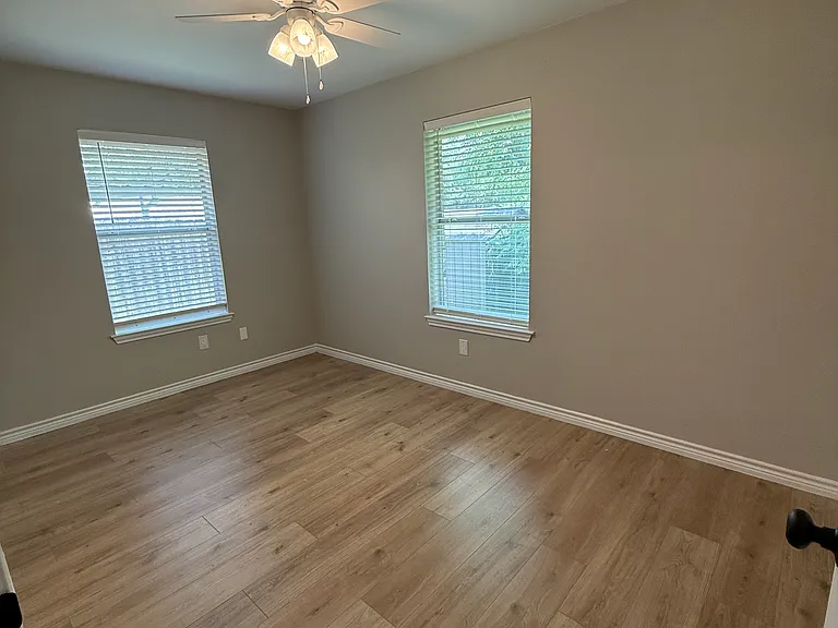1109 E Avenue M — Photo 19