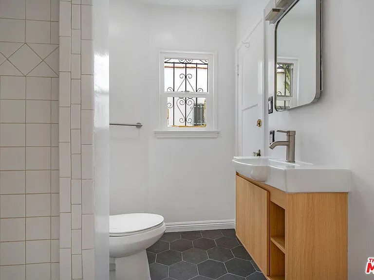 4126 S Bronson Ave — Photo 15
