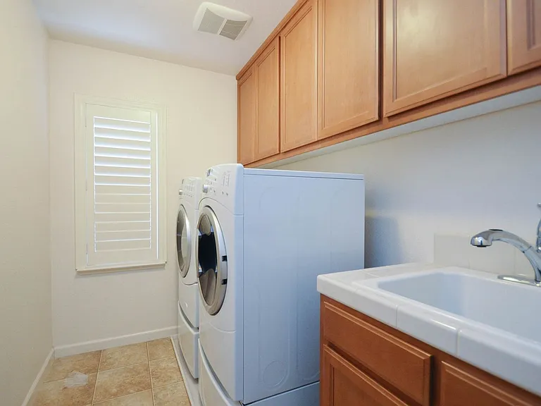 2540 Lakeport Dr — Photo 7