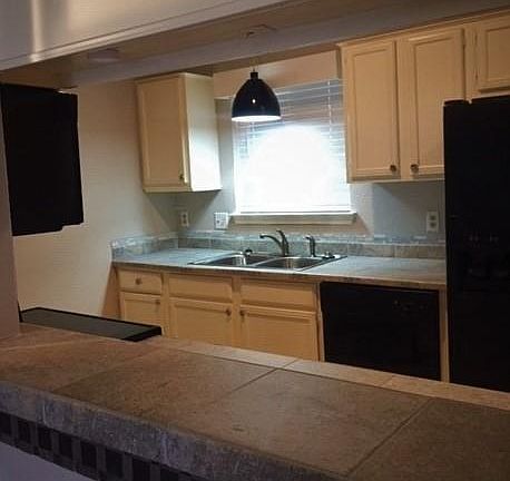 Kitchen with washer/dryer in unit