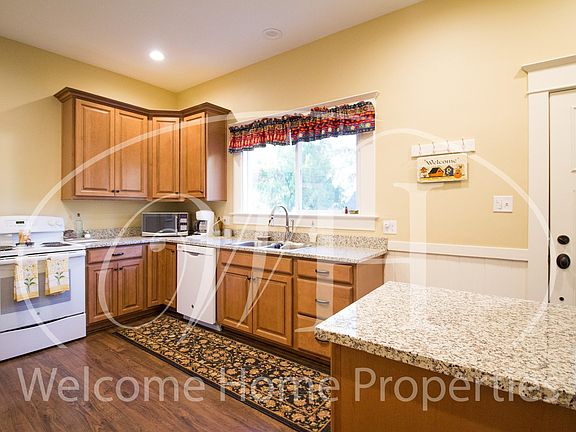 2nd image of 1321 E Isaacs Ave