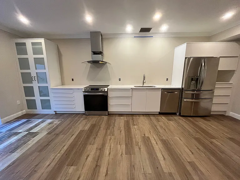 brand new kitchen and closet