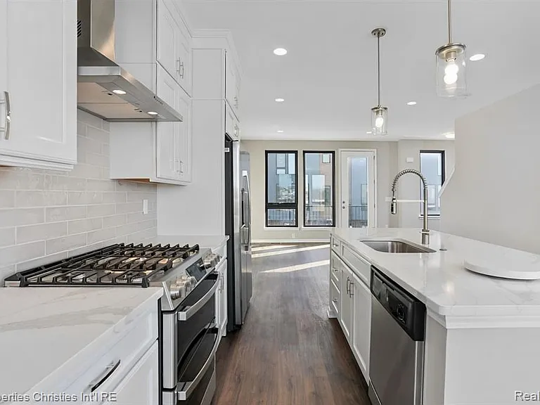 1507 W Fisher — Photo 9