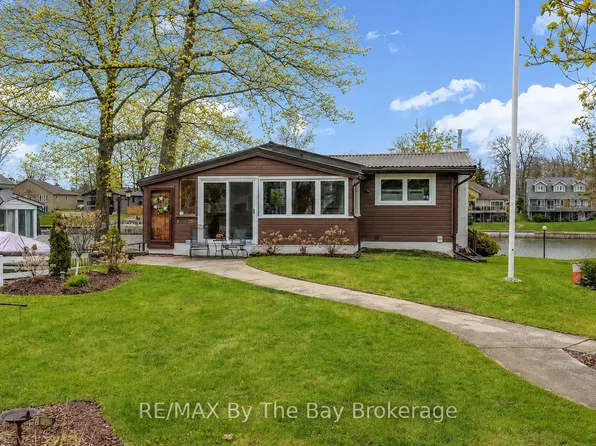 39 Old Mosley St, Wasaga Beach, ON L9Z 2J8
