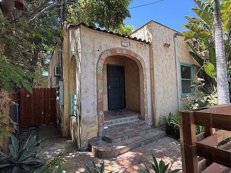 1347 N Citrus Ave — Photo 1