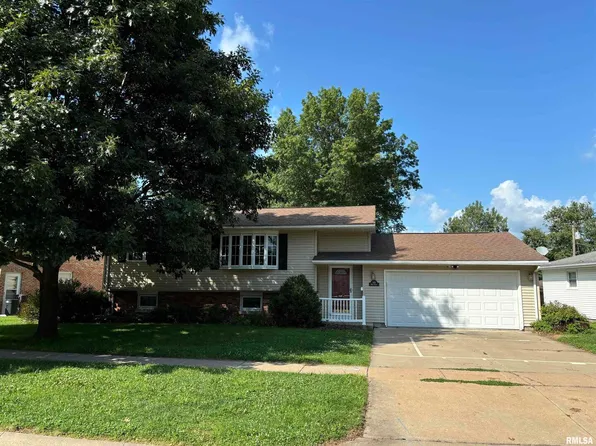 102 12th Ave, De Witt, IA 52742